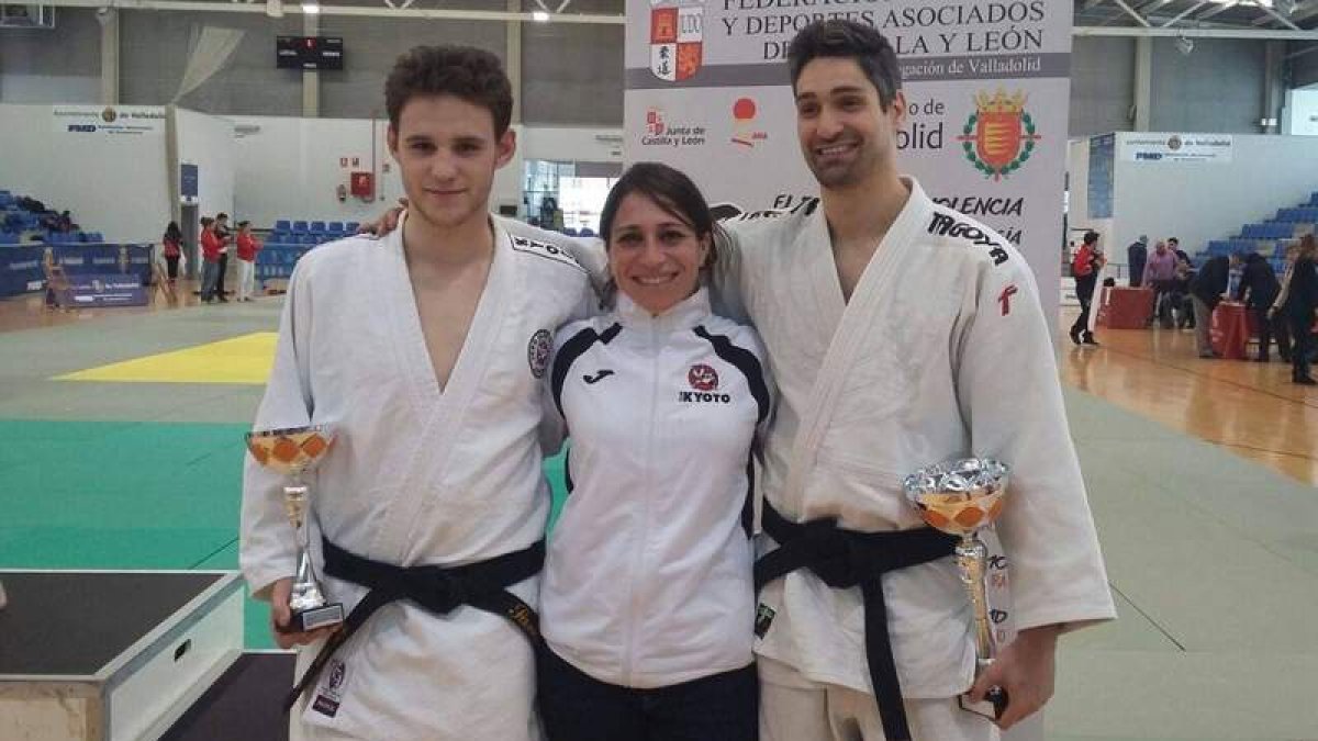 Samuel Fernández y Álvaro Sánchez posan con los trofeos conseguidos en Valladolid. DL