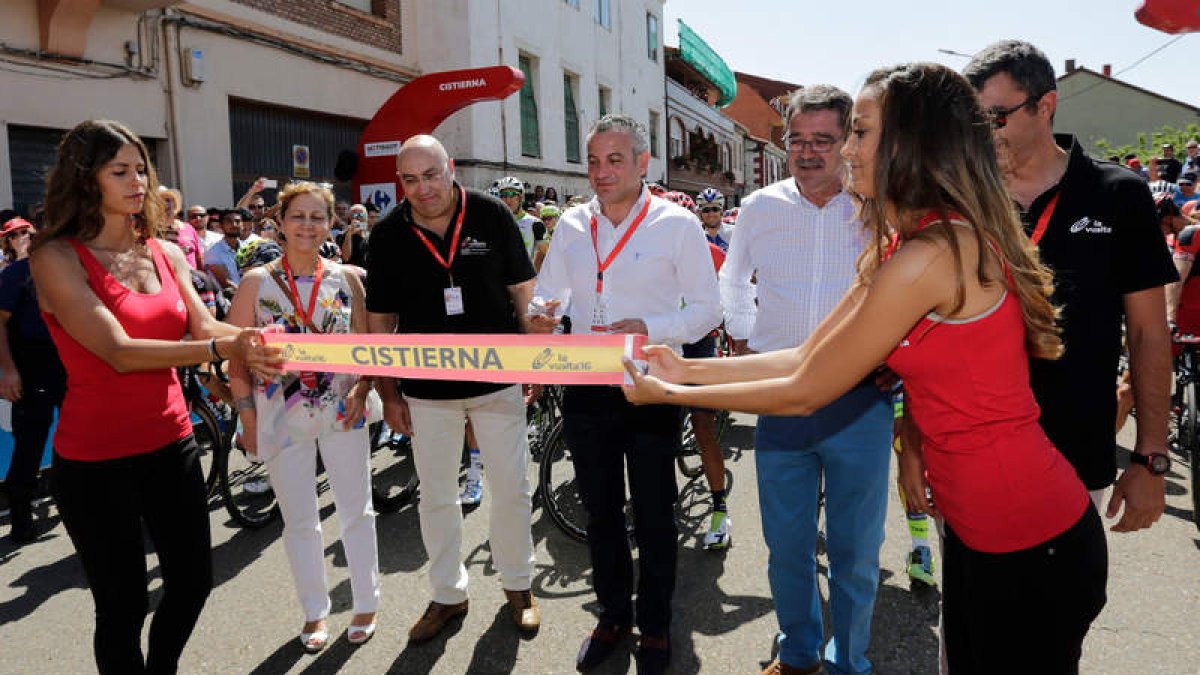 Nicanor Sen cortó la cinta de la salida en presencia de Ángel Colín, Francisco García y Guillén. S. PÉREZ