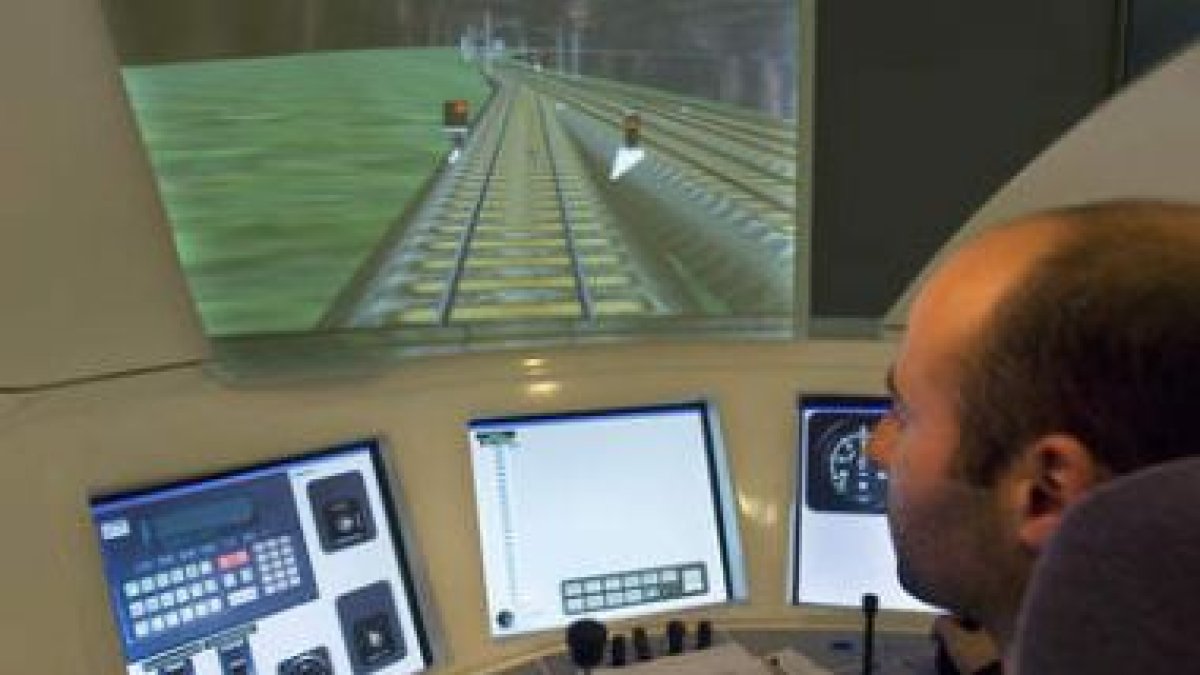 Un alumno realiza una práctica de conducción en uno de los simuladores.