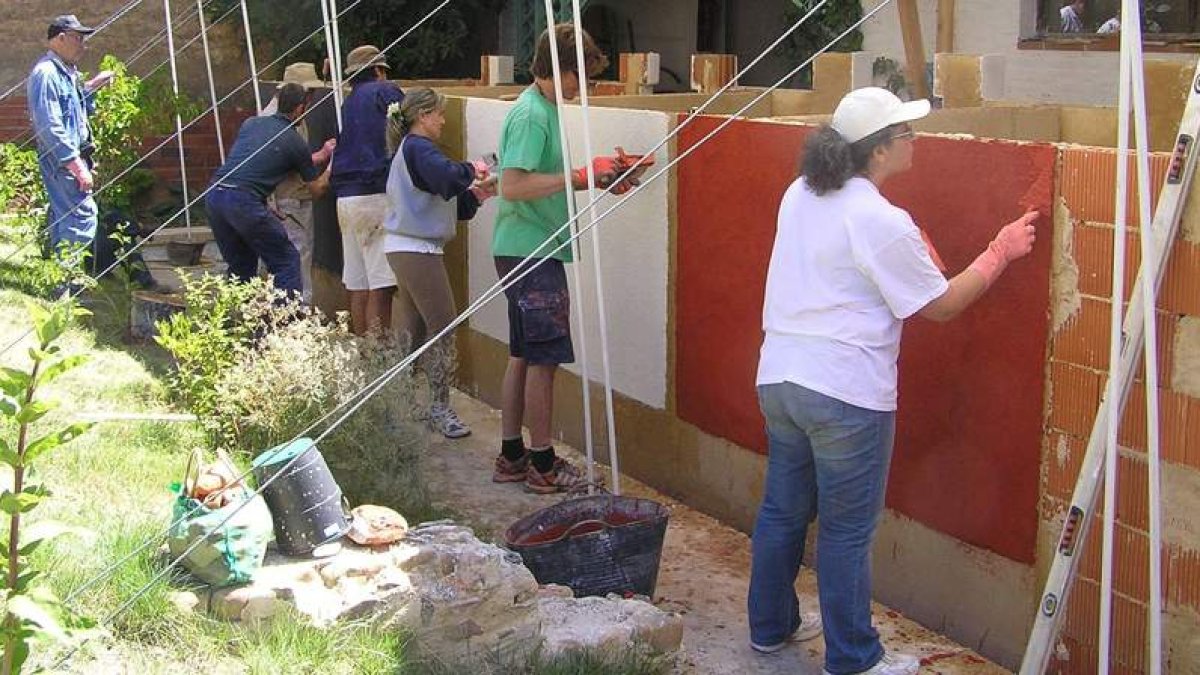 Los alumnos ensayan las diferentes técnicas durante el curso de estucos a la cal.