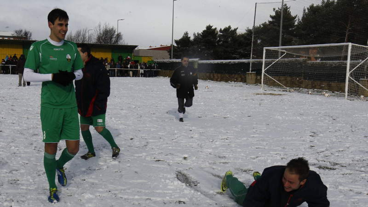 Los jugadores de La Virgen saltaron a un campo de Los Dominicos cubierto de nieve.