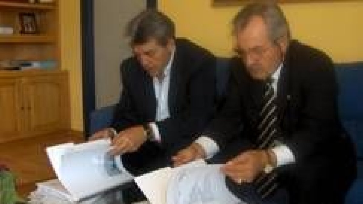 Miguel Martínez y Ángel Miñambres estudian el proyecto de la comisaría