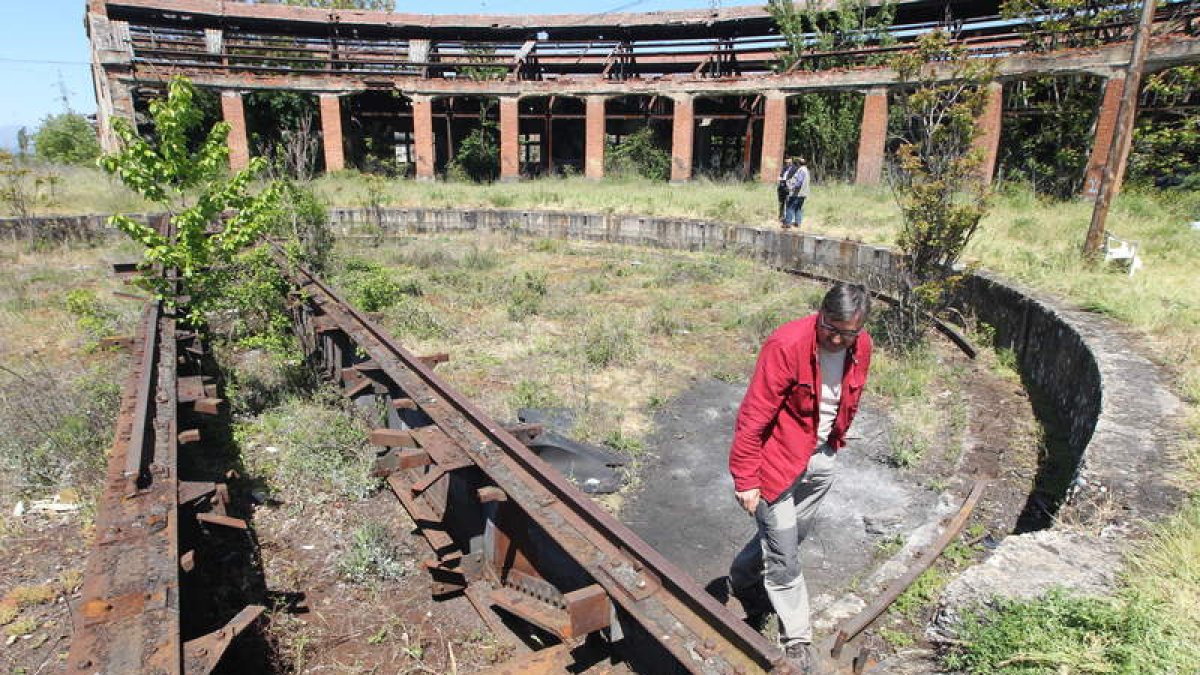 Francisco Arias, miembro del Instituto de Estudios Bercianos, inspeccionaba lo que queda del puente giratorio de los viejos talleres de La Placa, saqueados por los ladrones de chatarra, el pasado 12 de mayo.