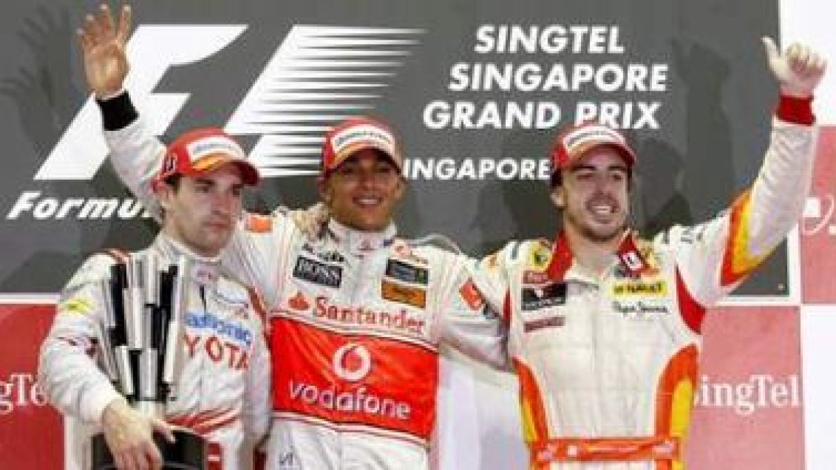 Timo Glock, Lewis Hamilton y Fernando Alonso ayer, en el podio.
