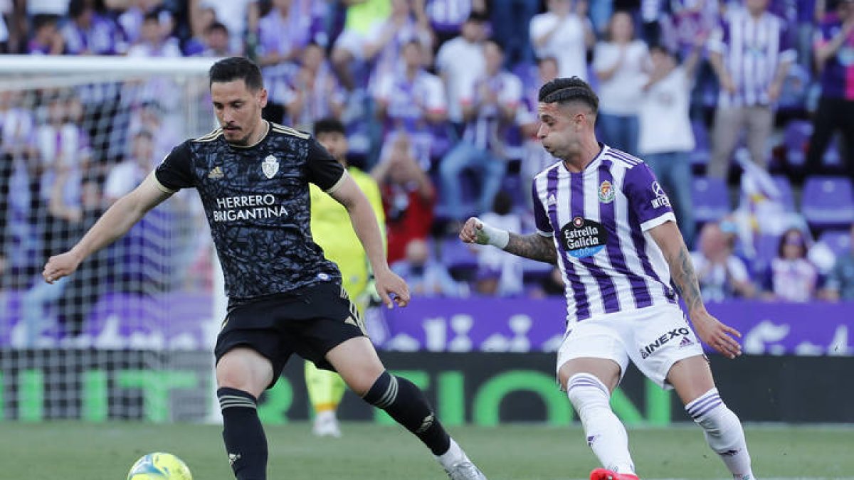 Un momento del partido que se jugó en el José Zorrila. L. DE LA MATA