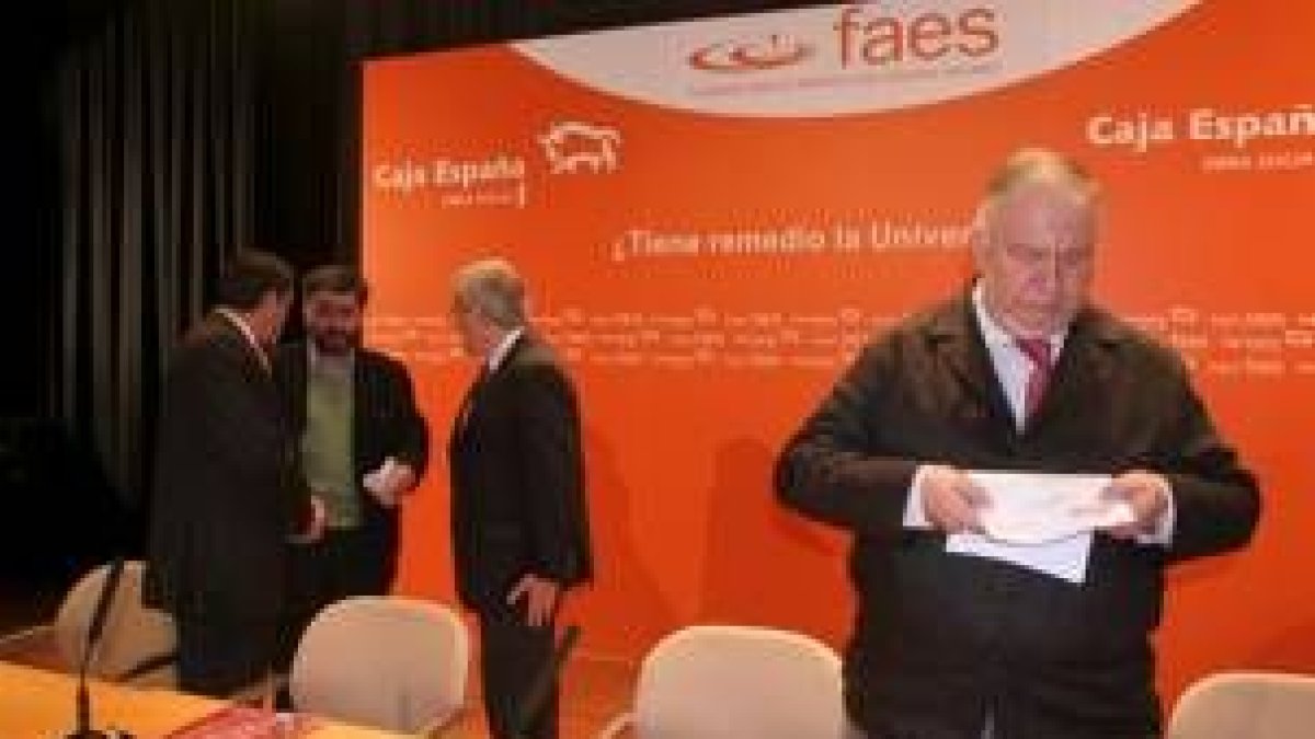 El rector acudió ayer a Ponferrada a las jornadas Caja España-Faes