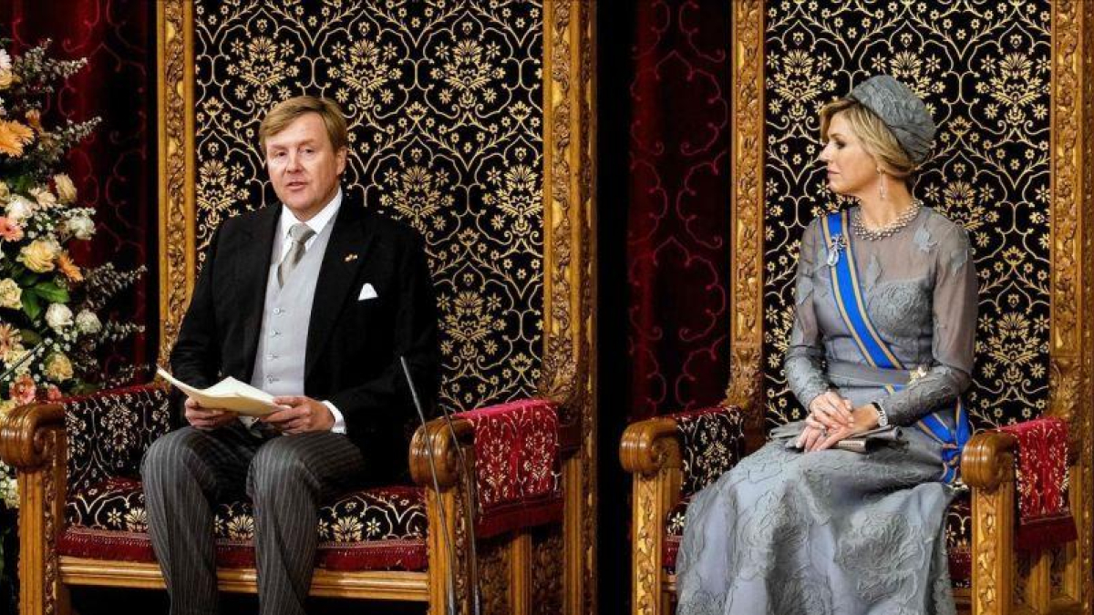 El monarca holandés, Guillermo Alejandro, y la reina Máxima, durante el discurso del rey el Día del Príncipe.