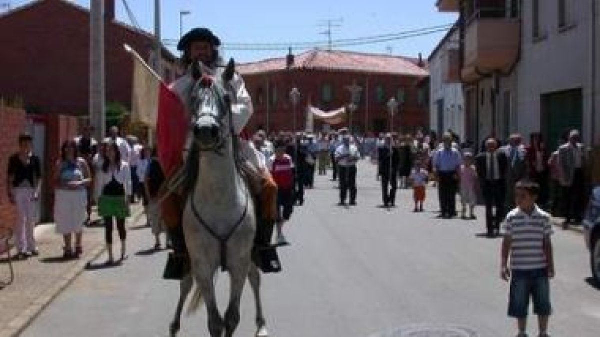 Personaje vestido del Apóstol Santiago que encabeza la procesión, en una imagen de archivo.