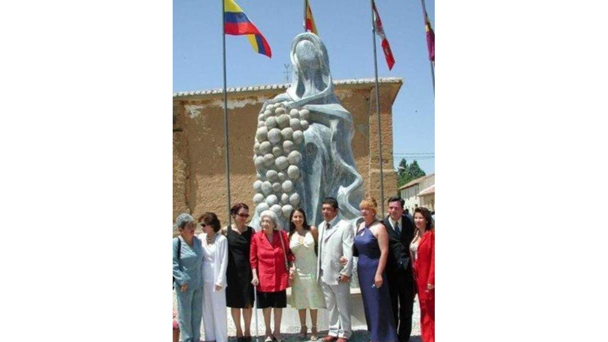 Matute ante la escultura.