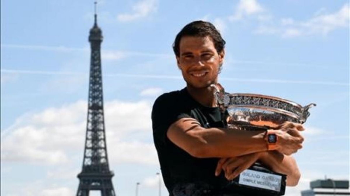Rafa Nadal posa con la Copa de los Mosqueteros