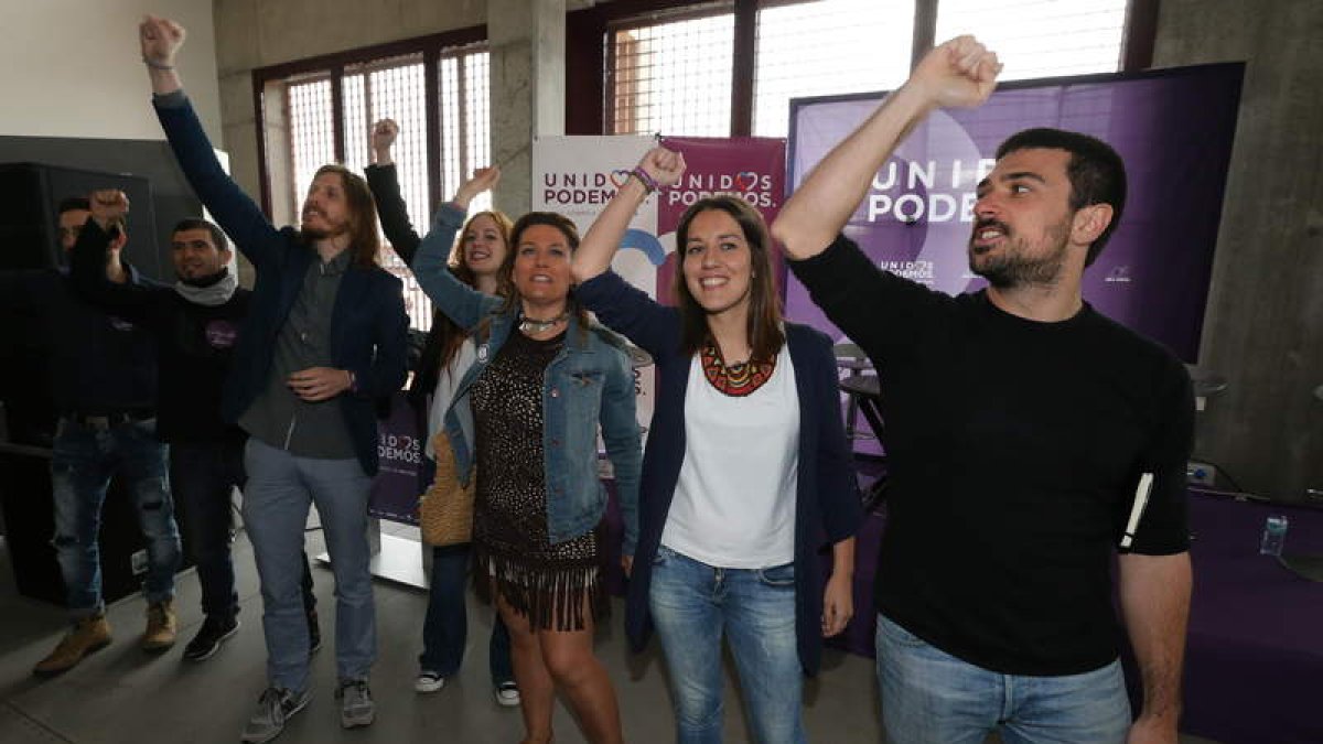 Espinar, primero por la derecha, en Ponferrada. L. D. M.