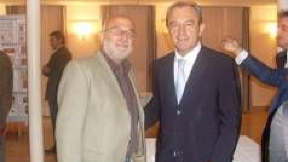 Avelino Vázquez, junto al consejero cántabro Francisco Javier López Marcano