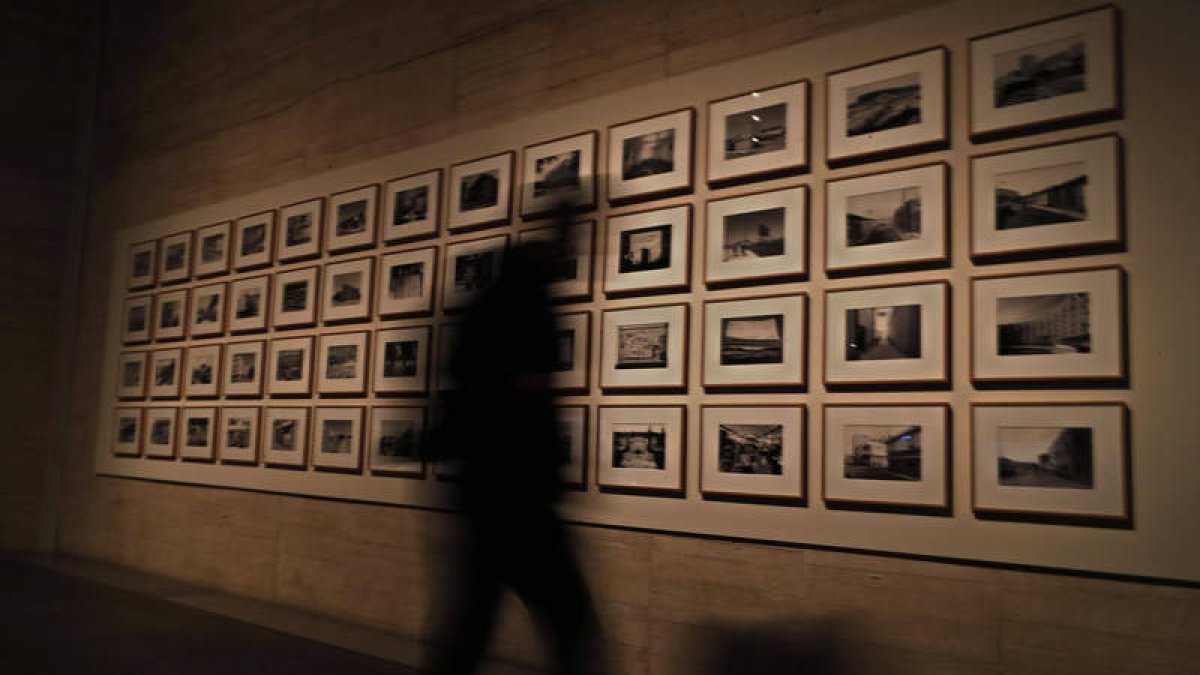 Imagen de una de las instalaciones de la muestra en la que pueden verse diferentes barrios creados tras la guerra. Ramiro