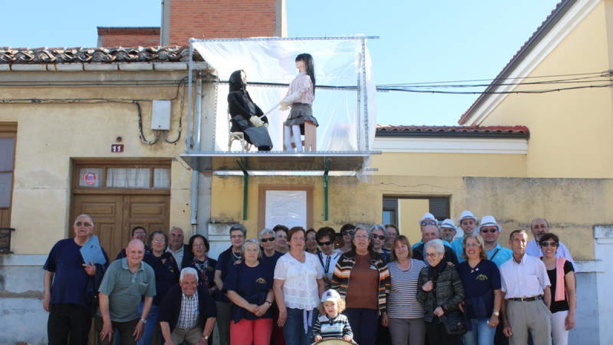 Monte Urba y Bañezaina recorren los siete mayos que decoran las calles de la ciudad