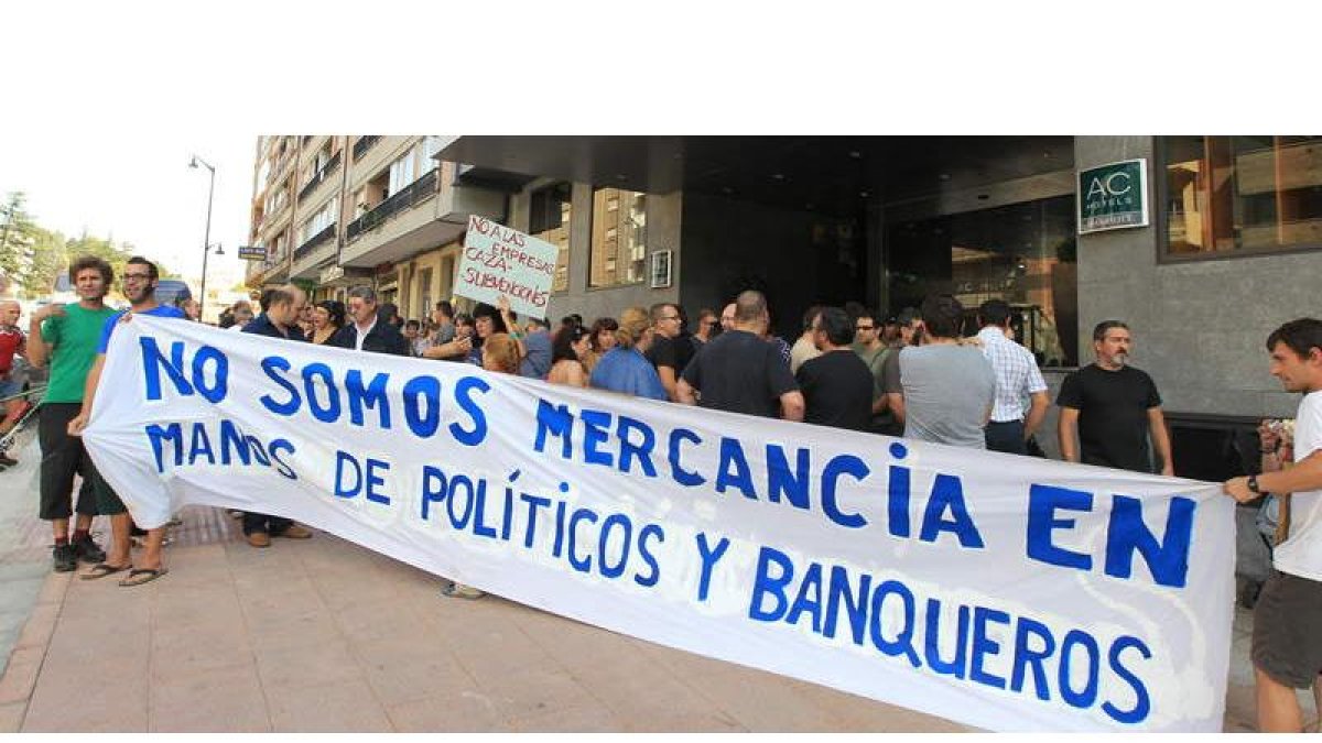 Más de medio centenar de indignados, obreros de LM y Friger, ante el hotel donde se había convocado la reunión con el comité.