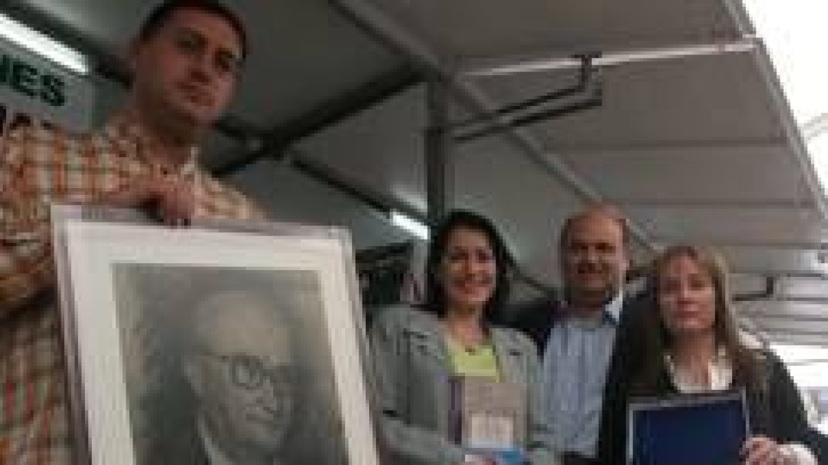 Manuel Rodríguez, concejal de Cultura de Ponferrada, entrega el premio de cuentos a Carlos Gómez