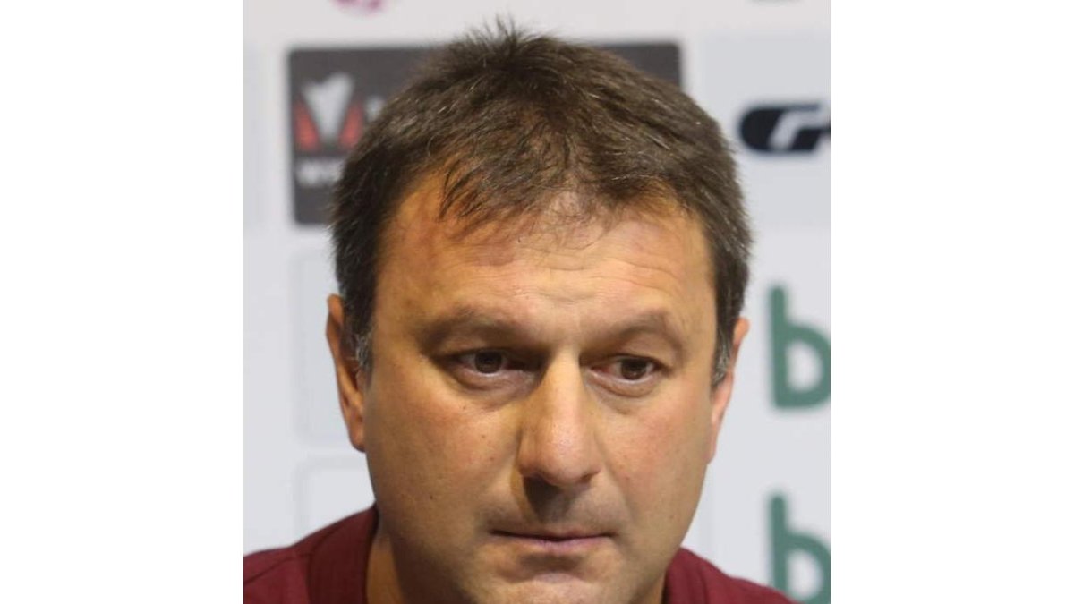El punta Rubén Sobrino trata de marcharse de Vujadinovic en una acción del partido disputado ayer en El Toralín.