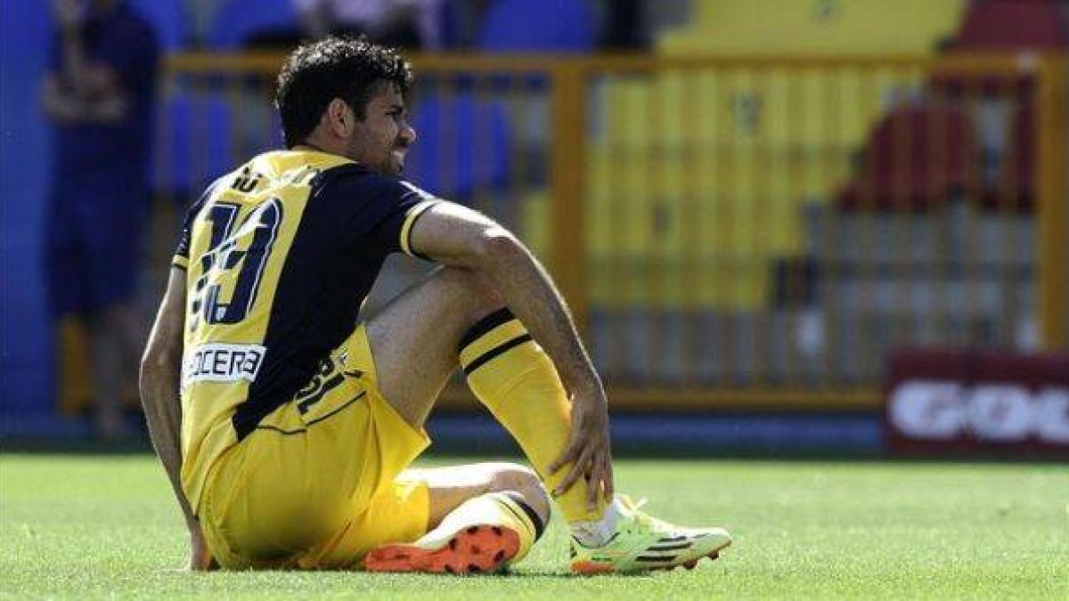 Diego Costa, en el suelo, lamenta una ocasión fallada.