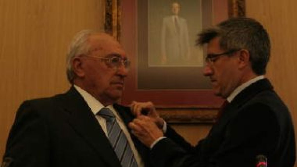 El alcalde Francisco Fernández impone la Insignia de Oro de la ciudad al presidente de Cruz Roja, An