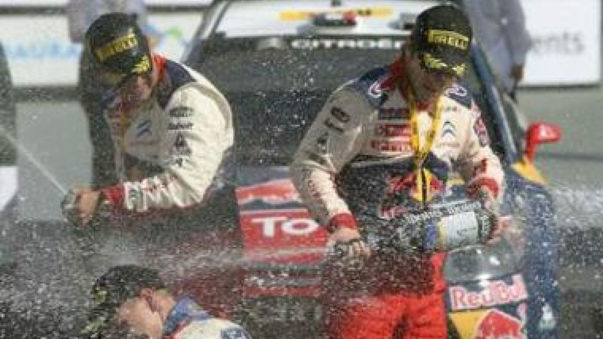 Loeb celebra su triunfo con su copiloto Daniel Elena.