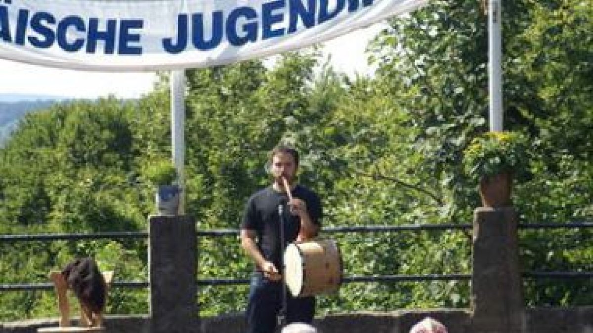 El músico y artesano de instrumentos Fran Allegre, tocando chifla y tamborín durante uno de sus conc