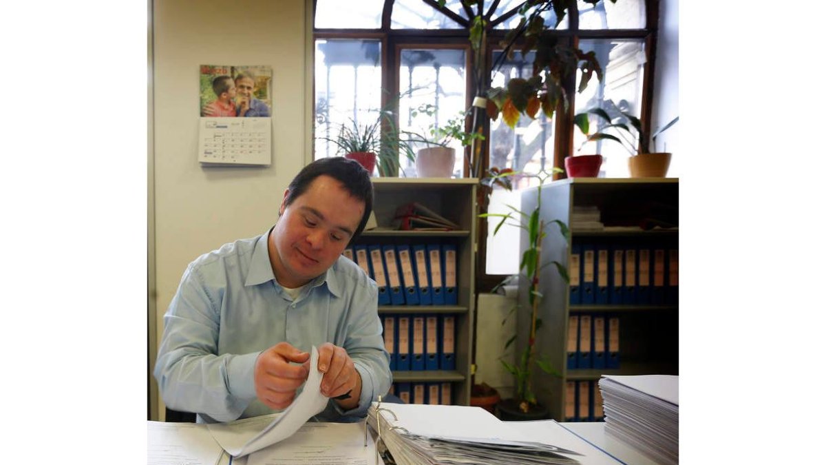 Rubén, de Amidown León, desempeña su trabajo en el Ayuntamiento. JESUS F. SALVADORES