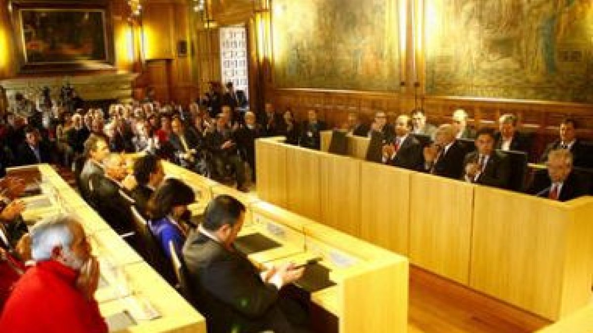 Los ex presidentes Alberto Pérez Ruiz y Agustín Turiel muestran su placa en presencia de Carrasco