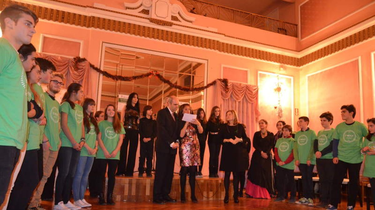 Miembros de la Junta Local, artistas y voluntarios de la gala benéfica de la AECC.