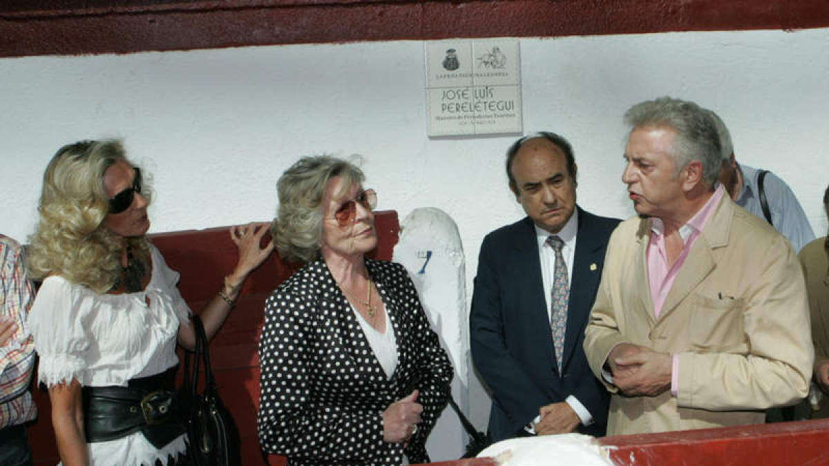 La hija, la viuda de Perelétegui, Cabañeros y Cayón, ayer, en el descubrimiento de la placa.