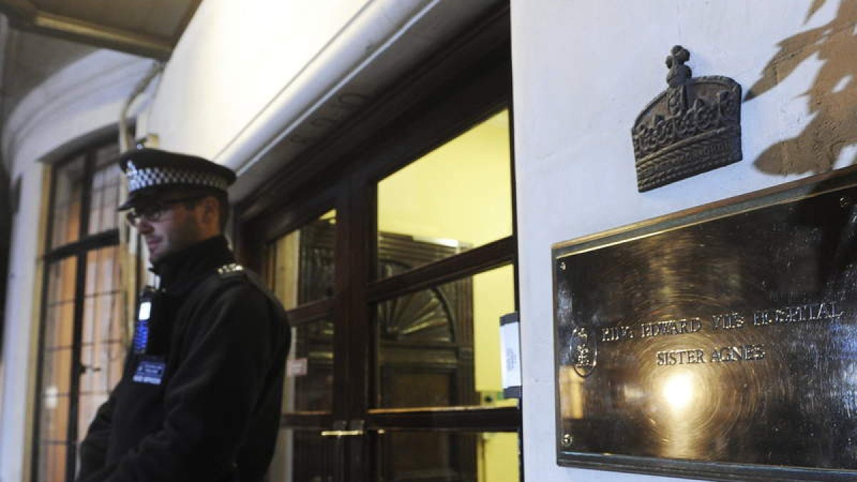 Un policía hace guardia en la entrada del hospital.