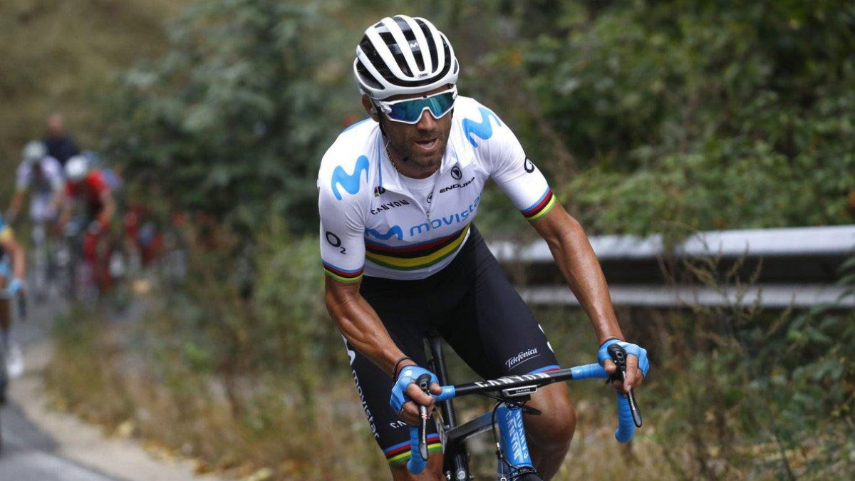 Alejandro Valverde, con el jersey de campeón del mundo, al ataque.