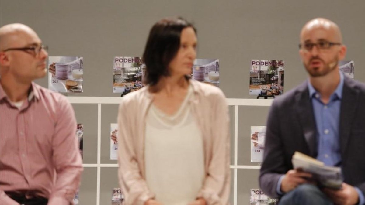 Txema Guijarro, Carolina Bescansa y Nacho Álvarez, ante los catálogos de programa electoral de Podemos.