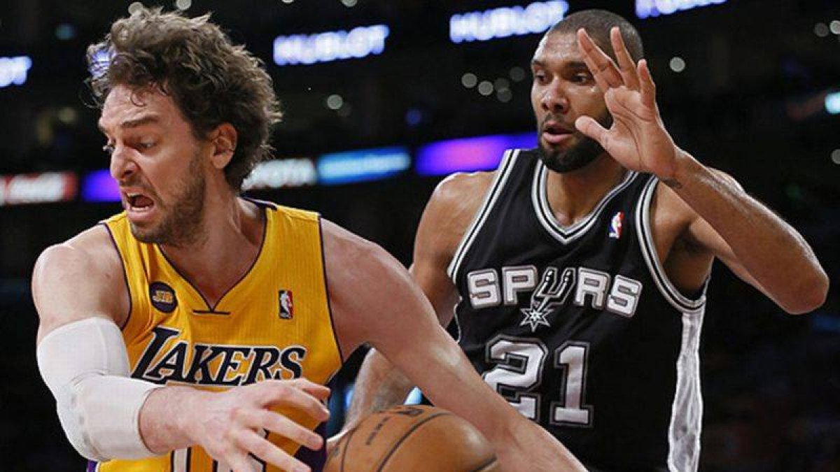 Pau Gasol, presionado por Tim Duncan.