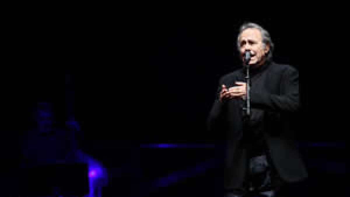 El cantautor catalán Joan Manuel Serrat hizo disfrutar anoche a sus seguidores con el concierto que