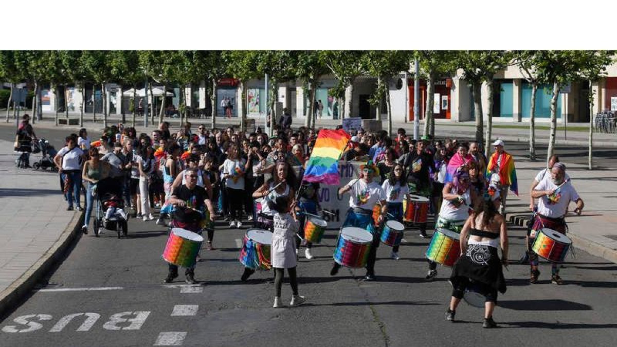 La primera carroza del orgullo LGTBIQ+ en León. FERNANDO OTERO