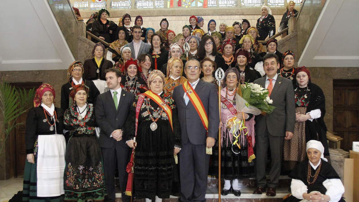 Las Águedas posaron en la escalera del consistorio de San Marcelo junto a los concejales tras asumir el mando.
