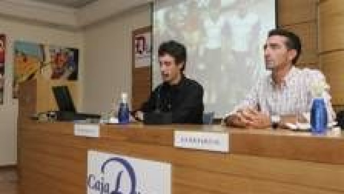 El ciclista leonés durante su intervención ayer tarde en el Club de Prensa de Diario de León