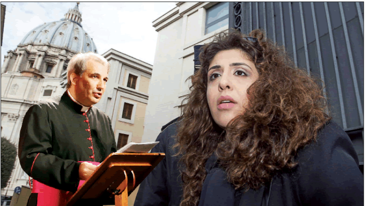 Francesca Chaouqui con la iglesia de San Pedro del Vaticano al fondo, a su llegada a una de las sesiones del ‘Vatileaks’.
