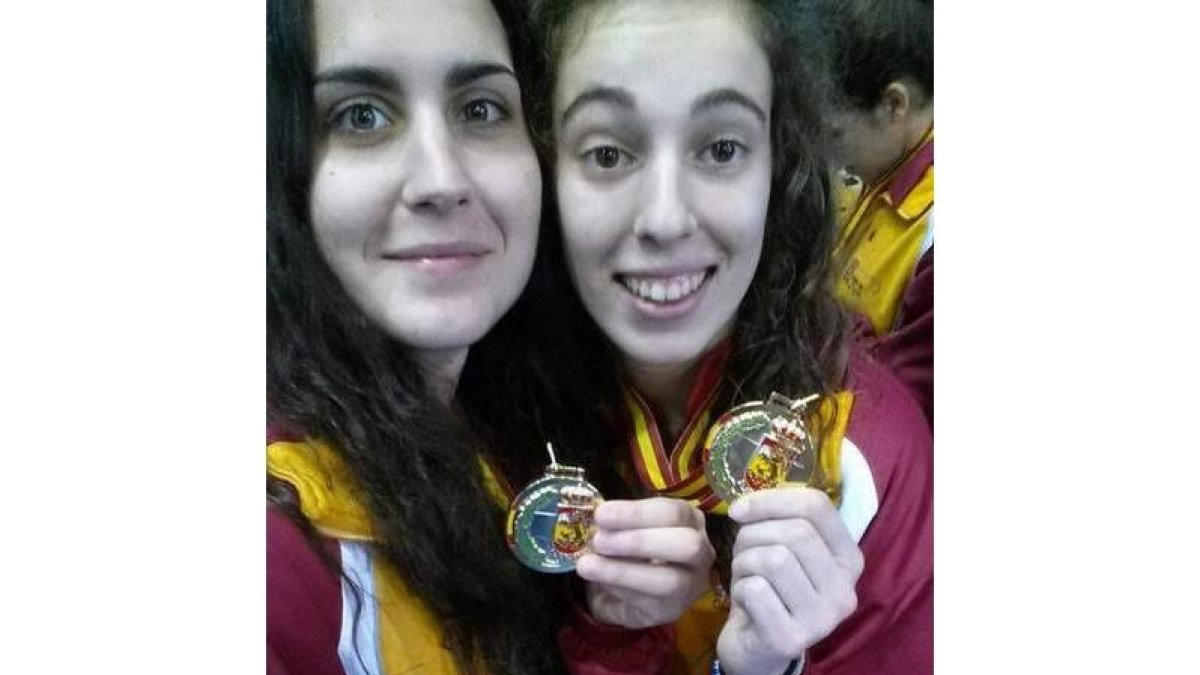 Las jugadoras leonesas exhiben con orgullo las medallas de oro conquistadas.