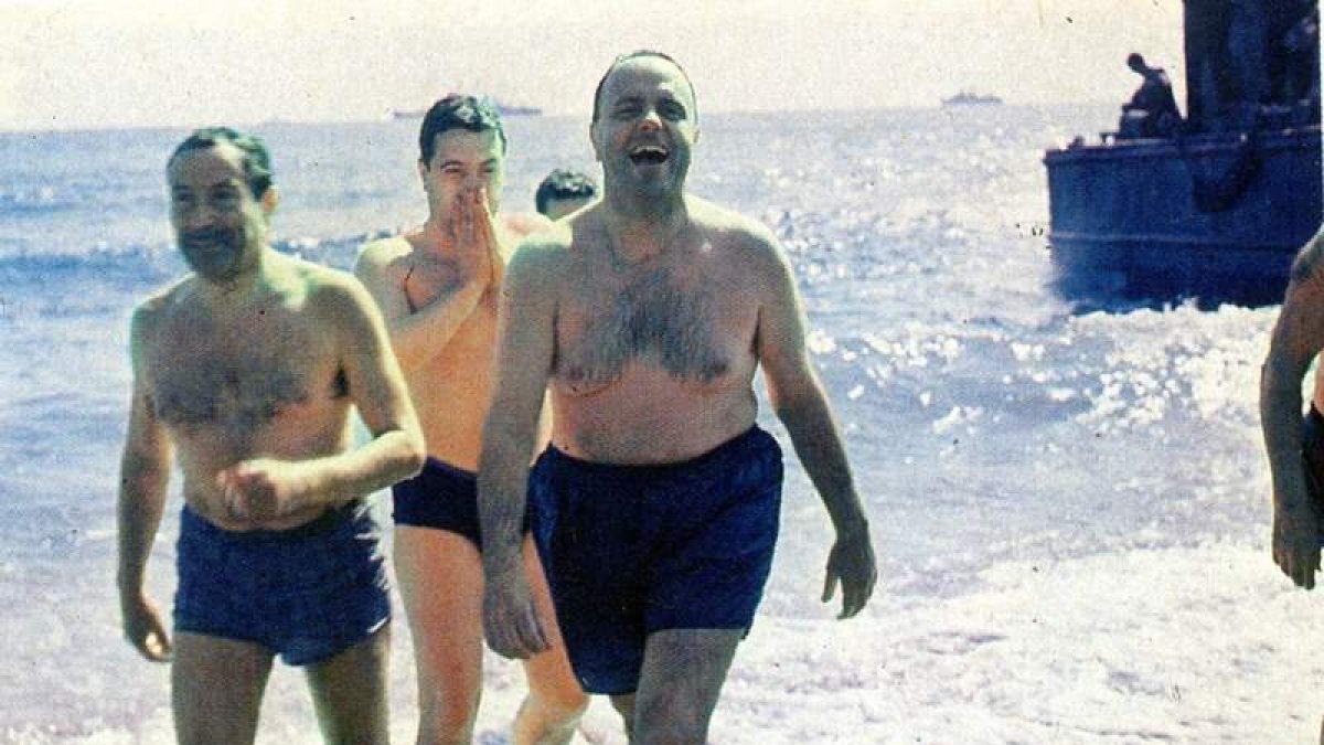 Fraga se bañó con el embajador norteamericano Angier Biddle Duke y sus ayudantes en Palomares.