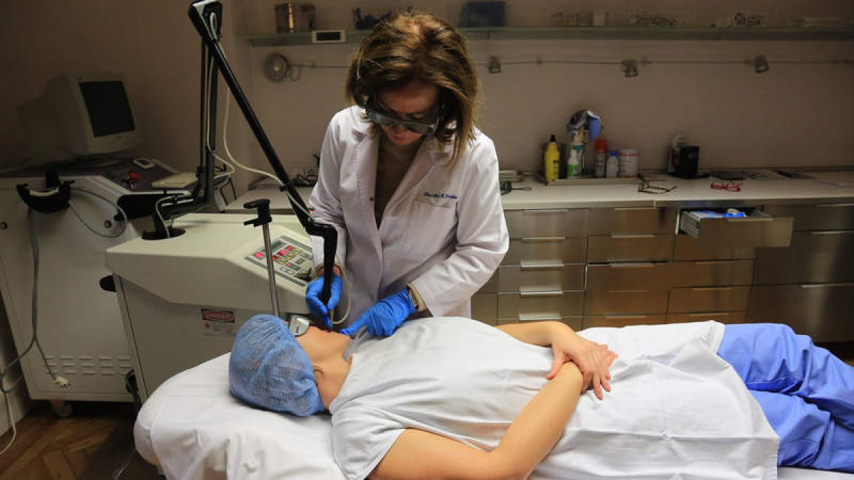 La doctora Ana Rosa González, de la Clínica Renacimiento, durante una de las intervenciones que realiza en la capital leonesa