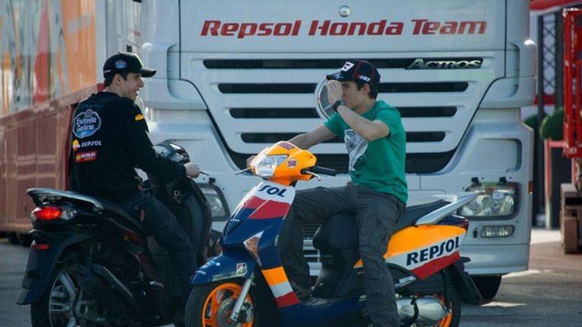 Sepang (Malasia), 11 de octubre del 2013. Àlex y Marc Márquez conversan juntos en el 'paddock' de Sepang.