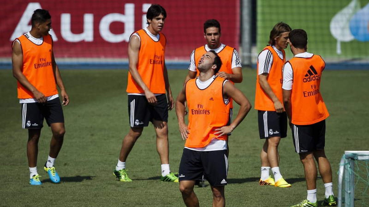 Higuaín, en primer plano, terminó extenuado tras el entrenamiento de ayer en Valdebebas.