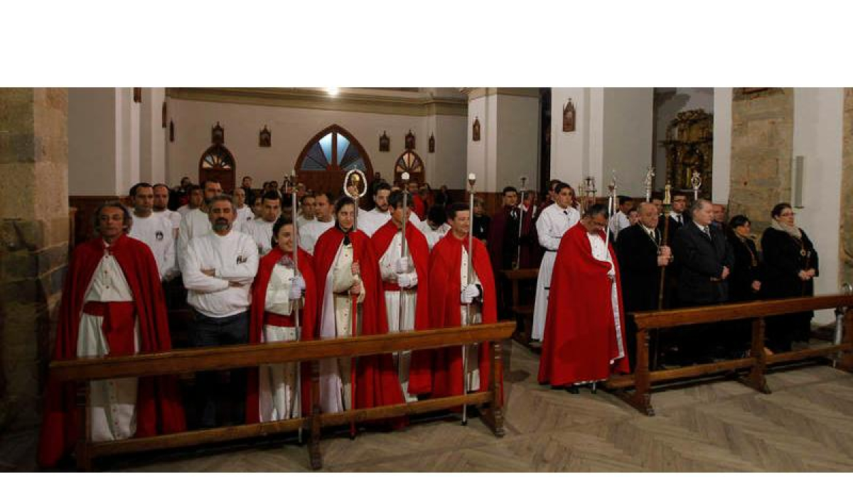 Los cofrades, durante la bendición de los panes, tras decidirse que la procesión no saldría a la calle.