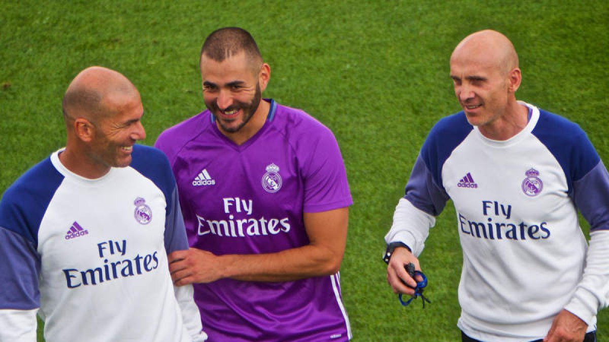Zinedine Zidane bromea con el jugador Karim Benzema y con su asistente David Bettoni. ANDRE PICHETTE