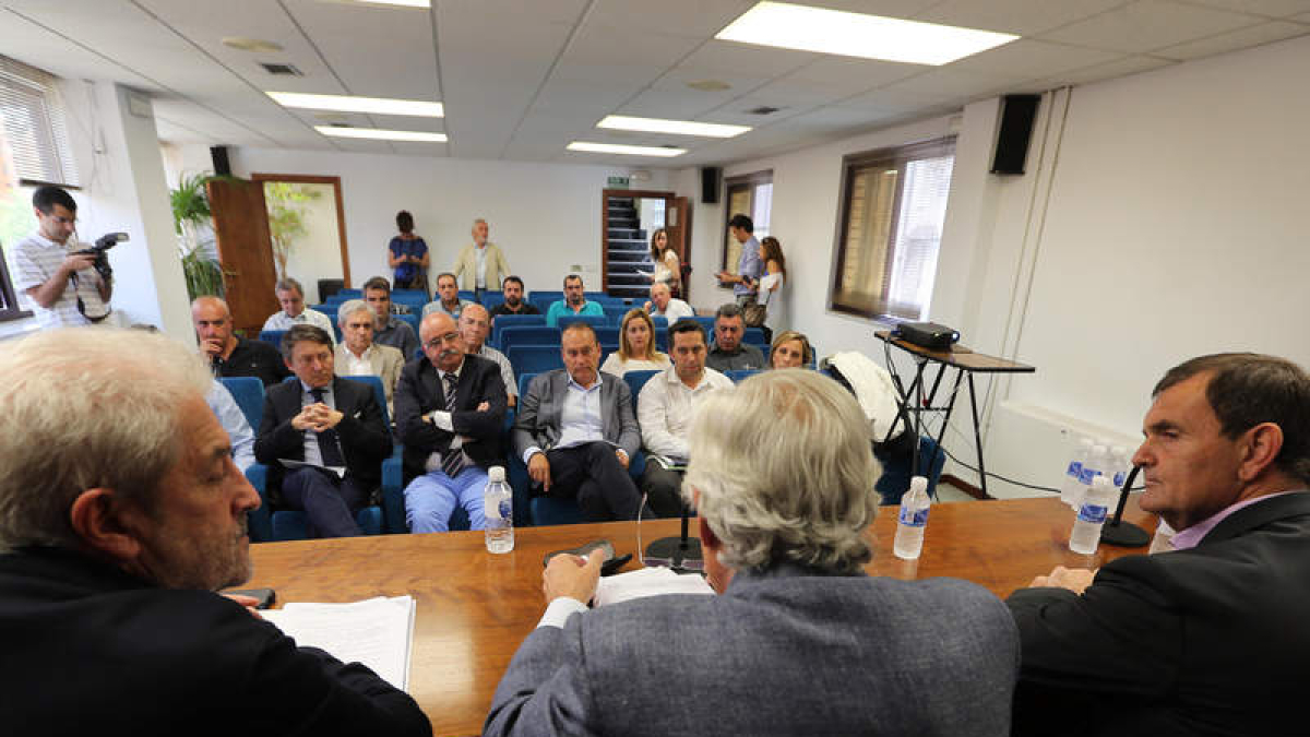 Álvarez, García y Velasco, ayer ante los alcaldes.