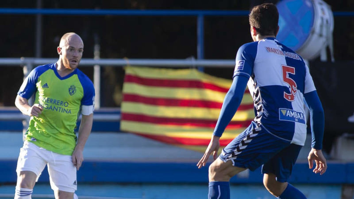Isi fue el mejor de los bercianos y pudo marcar, pero el poste evitó el gol del murciano.