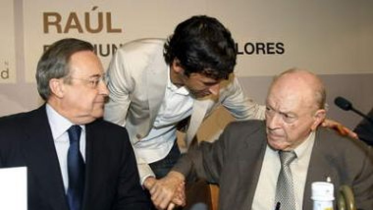 Raúl (c) saluda al presidente de honor Alfredo di Stefano (d), en presencia de Florentino Pérez.