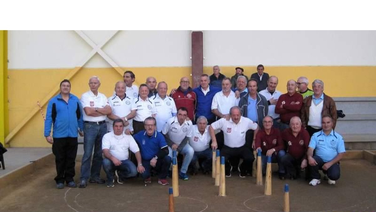 Foto de familia de los participantes en el torneo. DL