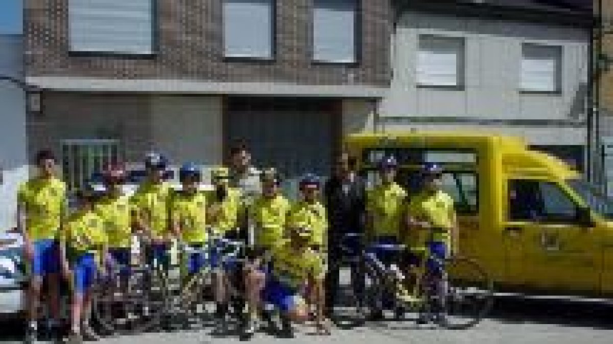 César García Calvo, junto a los chavales de la Escuela de Ciclismo de Cacabelos